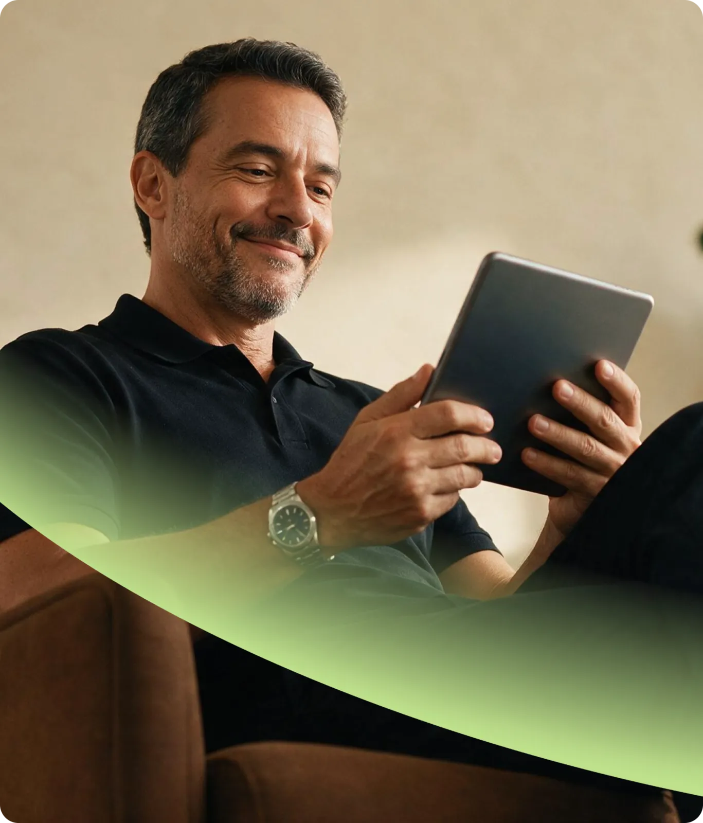 Corretor sentado no sofá, sorrindo enquanto usa um tablet, com a faixa verde da marca cruzando a cena